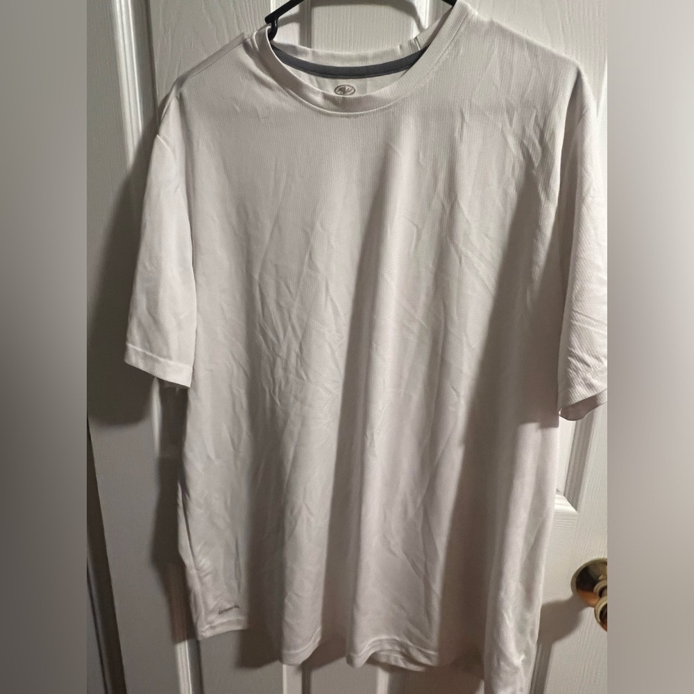 Athletic white shirt men’s xl

C1